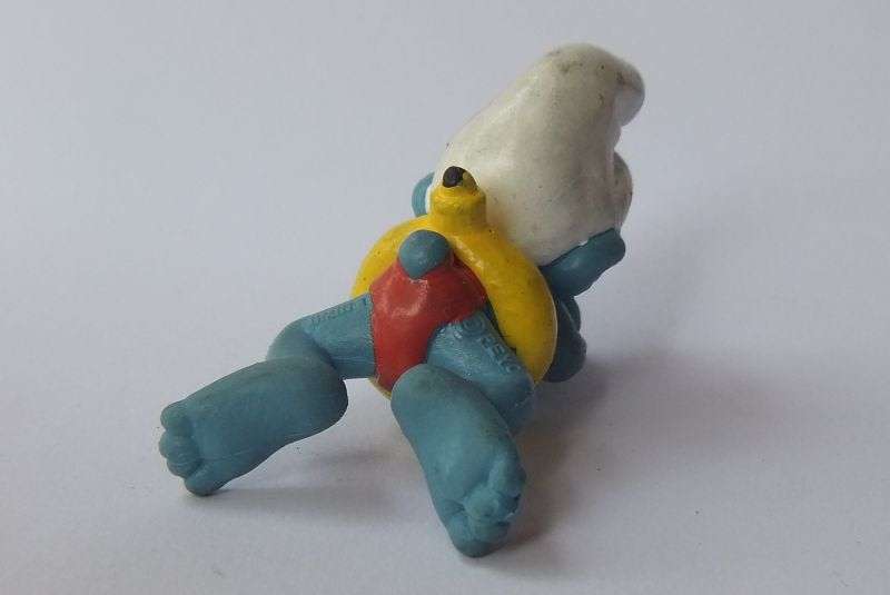 VINTAGE SWIMMING SMURF !! ORIGINAL "PEYO" MADE IN WEST GERMANY !! FREE COMBING !!