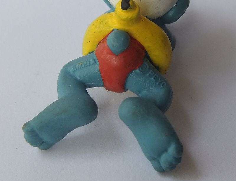 VINTAGE SWIMMING SMURF !! ORIGINAL "PEYO" MADE IN WEST GERMANY !! FREE COMBING !!