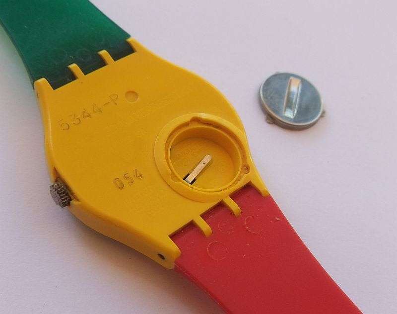 A RARE VINTAGE GENUINE SWATCH WATCH WITH ORIGINAL CASE IN WORKING CONDITION !! HIGHLY COLLECTABLE !!