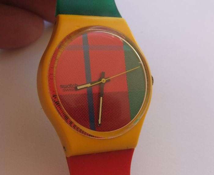 A RARE VINTAGE GENUINE SWATCH WATCH WITH ORIGINAL CASE IN WORKING CONDITION !! HIGHLY COLLECTABLE !!