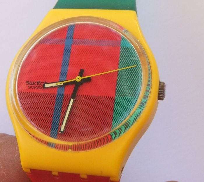 A RARE VINTAGE GENUINE SWATCH WATCH WITH ORIGINAL CASE IN WORKING CONDITION !! HIGHLY COLLECTABLE !!