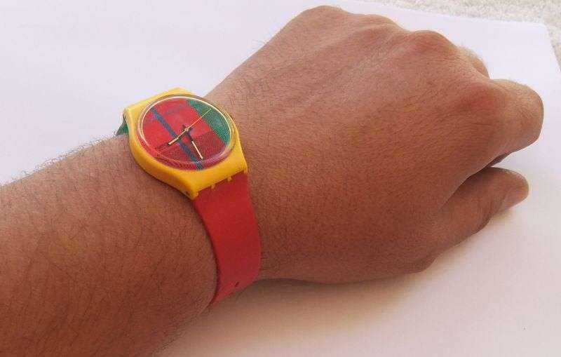 A RARE VINTAGE GENUINE SWATCH WATCH WITH ORIGINAL CASE IN WORKING CONDITION !! HIGHLY COLLECTABLE !!