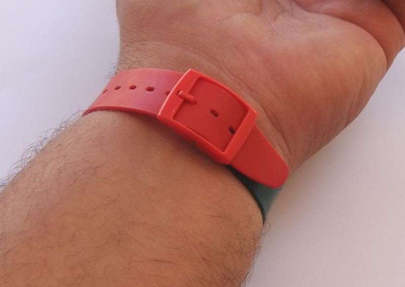 A RARE VINTAGE GENUINE SWATCH WATCH WITH ORIGINAL CASE IN WORKING CONDITION !! HIGHLY COLLECTABLE !!