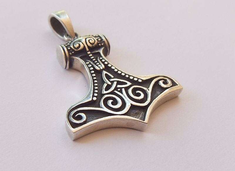 WOW !! AN EYE CATCHING CELTIC INSPIRED SOLID STERLING SILVER PENDANT !! AMAZING QUALITY !!
