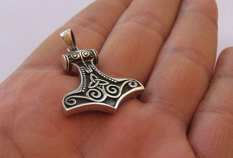 WOW !! AN EYE CATCHING CELTIC INSPIRED SOLID STERLING SILVER PENDANT !! AMAZING QUALITY !!