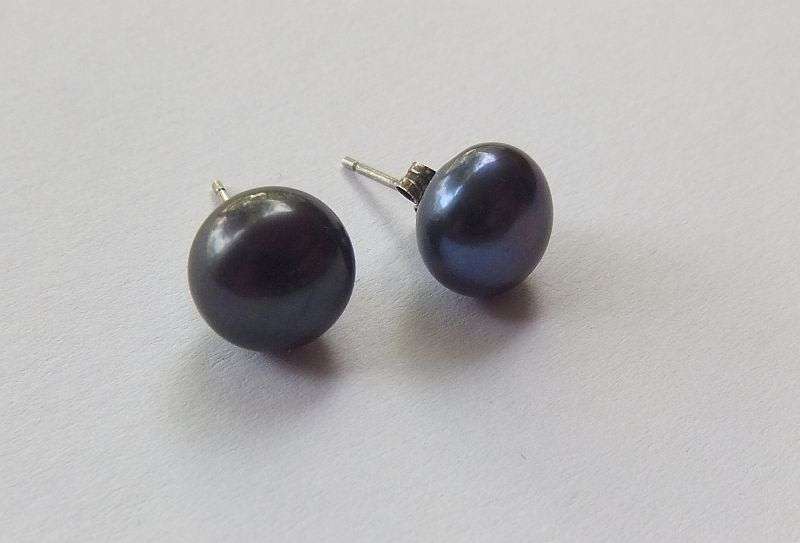 A FABULOUS PAIR OF MABE PEARL STUD TYPE EARINGS WITH STERLING SILVER ... GOOD CONDITION !!