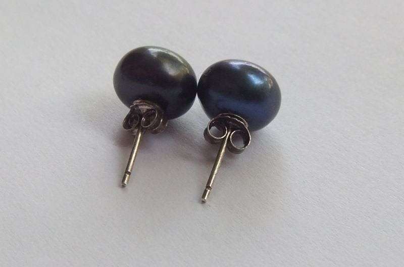 A FABULOUS PAIR OF MABE PEARL STUD TYPE EARINGS WITH STERLING SILVER ... GOOD CONDITION !!