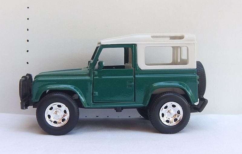 A COOL 1:32 SCALE DIE CAST METAL MODEL OF THE LAND ROVER DEFENDER IN IMMACULATE CONDITION !! DISPLAY