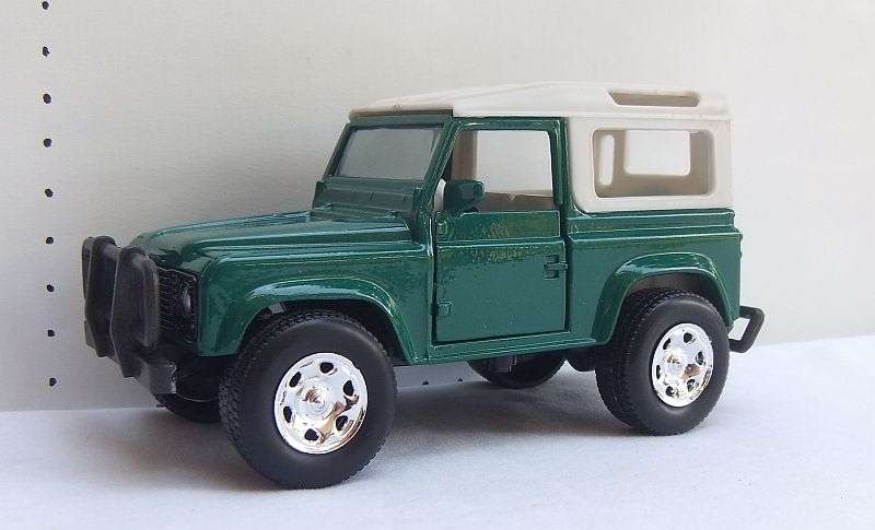 A COOL 1:32 SCALE DIE CAST METAL MODEL OF THE LAND ROVER DEFENDER IN IMMACULATE CONDITION !! DISPLAY