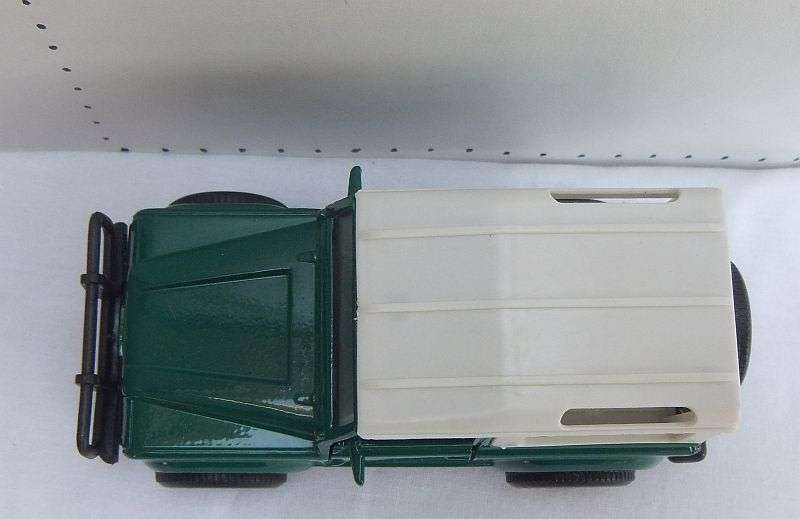 A COOL 1:32 SCALE DIE CAST METAL MODEL OF THE LAND ROVER DEFENDER IN IMMACULATE CONDITION !! DISPLAY