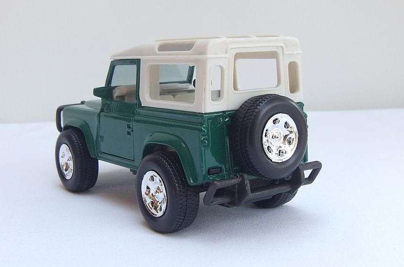 A COOL 1:32 SCALE DIE CAST METAL MODEL OF THE LAND ROVER DEFENDER IN IMMACULATE CONDITION !! DISPLAY