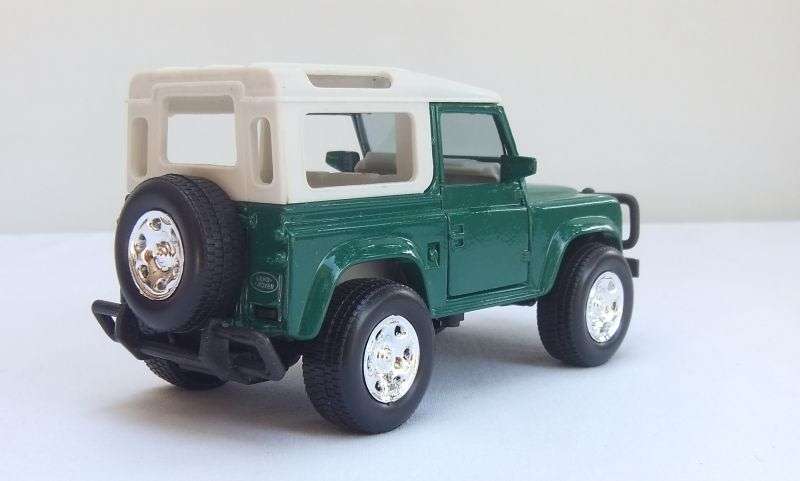 A COOL 1:32 SCALE DIE CAST METAL MODEL OF THE LAND ROVER DEFENDER IN IMMACULATE CONDITION !! DISPLAY