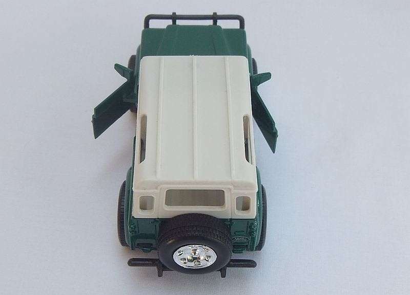 A COOL 1:32 SCALE DIE CAST METAL MODEL OF THE LAND ROVER DEFENDER IN IMMACULATE CONDITION !! DISPLAY