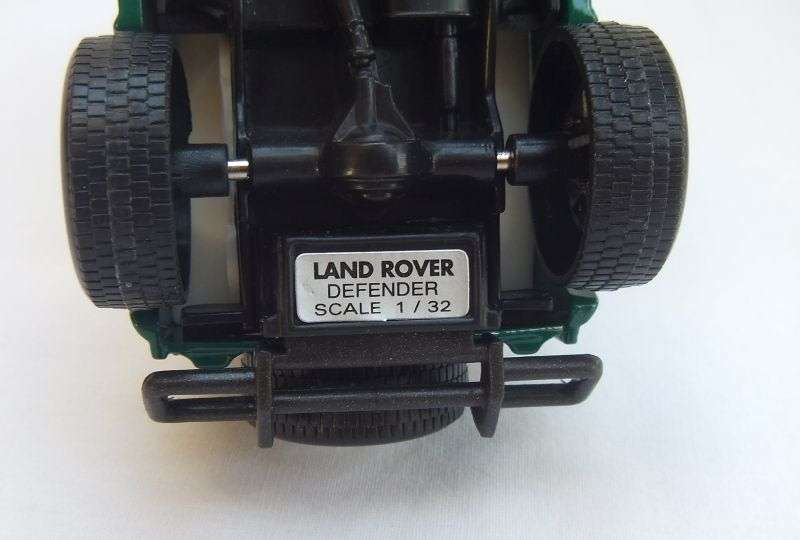 A COOL 1:32 SCALE DIE CAST METAL MODEL OF THE LAND ROVER DEFENDER IN IMMACULATE CONDITION !! DISPLAY