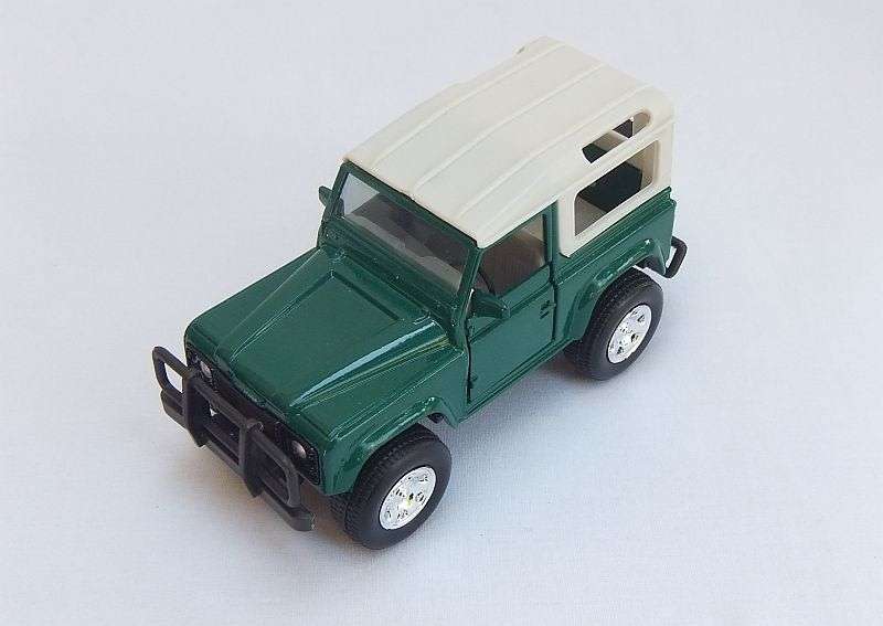 A COOL 1:32 SCALE DIE CAST METAL MODEL OF THE LAND ROVER DEFENDER IN IMMACULATE CONDITION !! DISPLAY