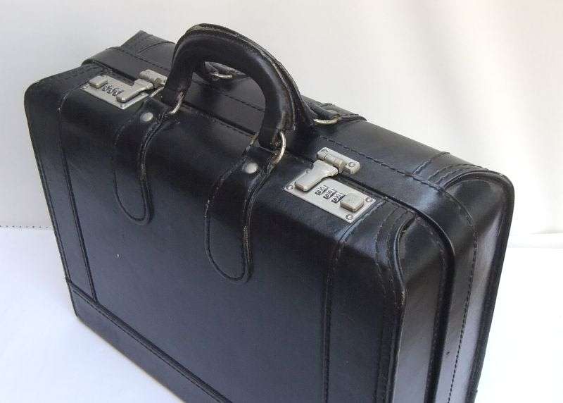 A VERY USEFUL VINTAGE GENUINE LEATHER DOCTORS BRIEFCASE WITH " HIDDEN " COMPARTMENT ...SO COOL !!