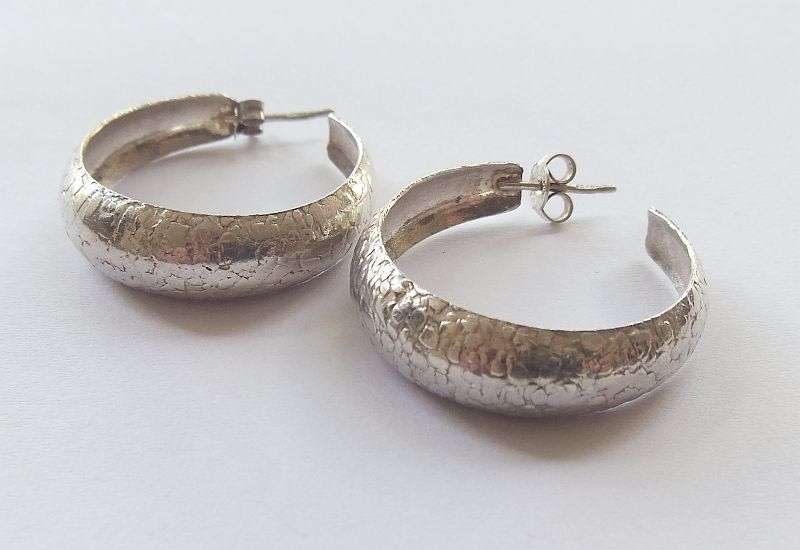 A STYLISH "BIGGISH" PAIR OF SOLID STERLING SILVER EARRINGS ...IN EXCELLENT CONDITION...MUST HAVE !!