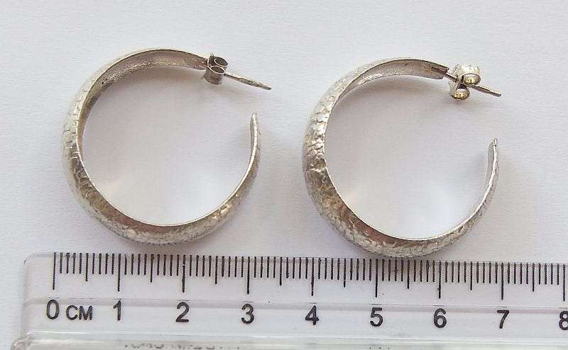 A STYLISH "BIGGISH" PAIR OF SOLID STERLING SILVER EARRINGS ...IN EXCELLENT CONDITION...MUST HAVE !!