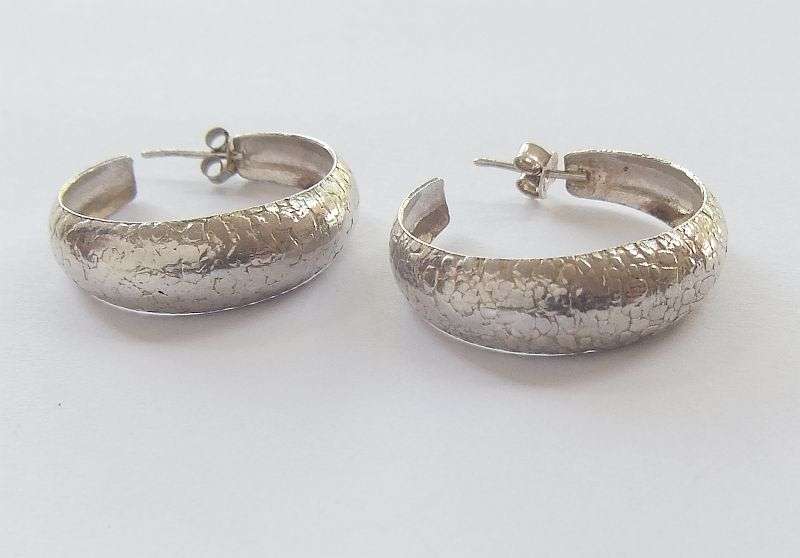 A STYLISH "BIGGISH" PAIR OF SOLID STERLING SILVER EARRINGS ...IN EXCELLENT CONDITION...MUST HAVE !!