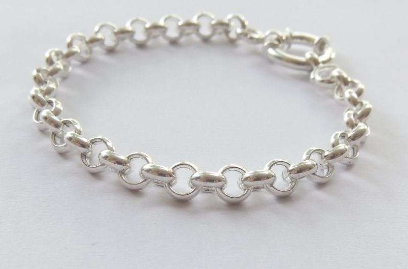WOW !! A STYLISH ROUND LINK STERLING SILVER BRACELET WITH LARGE CLASP IN EXCELLENT CONDITION !!