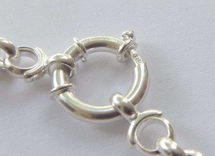 WOW !! A STYLISH ROUND LINK STERLING SILVER BRACELET WITH LARGE CLASP IN EXCELLENT CONDITION !!