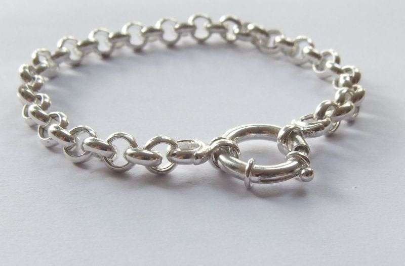 WOW !! A STYLISH ROUND LINK STERLING SILVER BRACELET WITH LARGE CLASP IN EXCELLENT CONDITION !!