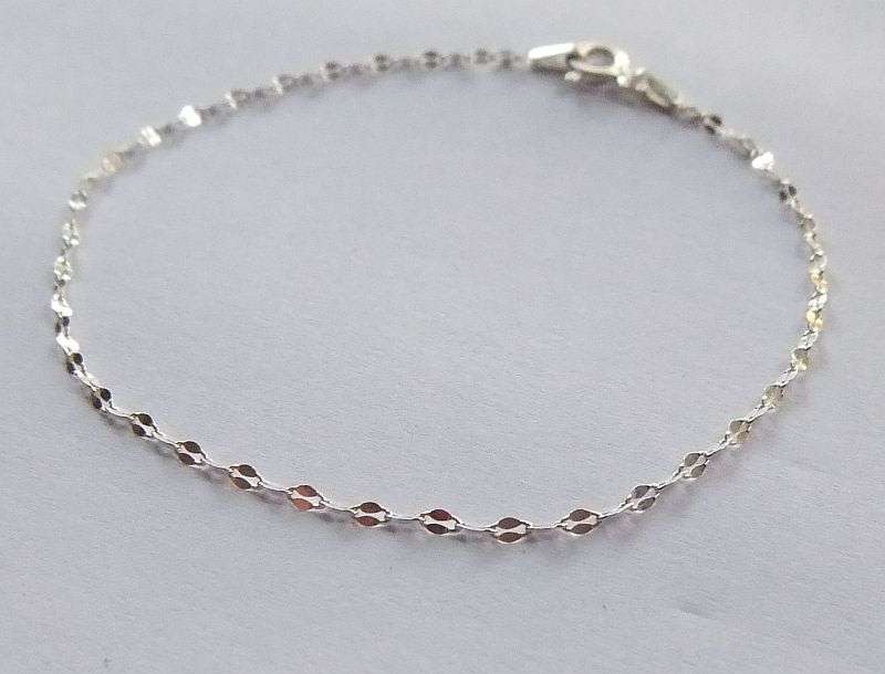 3 AVAILABLE !! BRAND NEW !! AN ELEGANT AND DAINTY STERLING SILVER BRACELET !! BID PER BRACELET !!