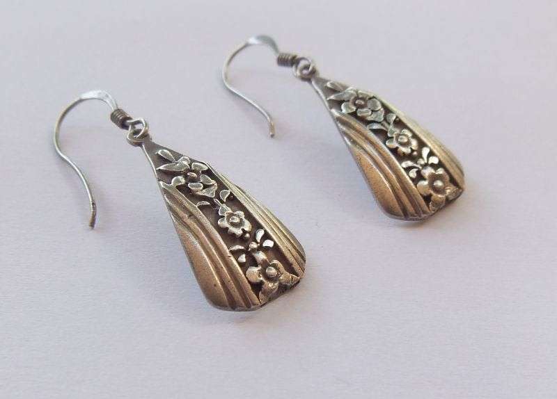 AN EYE CATCHING PAIR OF VINTAGE LOOK SOLID STERLING SILVER EARRINGS WITH FLORAL DETAIL !! WOW !!