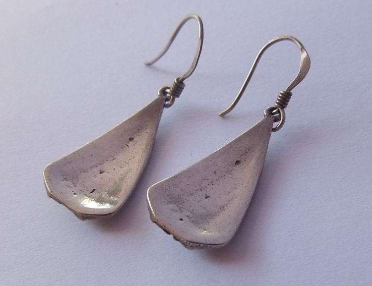 AN EYE CATCHING PAIR OF VINTAGE LOOK SOLID STERLING SILVER EARRINGS WITH FLORAL DETAIL !! WOW !!