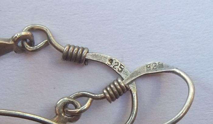 AN EYE CATCHING PAIR OF VINTAGE LOOK SOLID STERLING SILVER EARRINGS WITH FLORAL DETAIL !! WOW !!