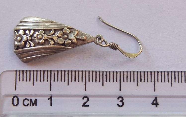 AN EYE CATCHING PAIR OF VINTAGE LOOK SOLID STERLING SILVER EARRINGS WITH FLORAL DETAIL !! WOW !!