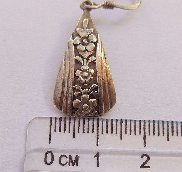 AN EYE CATCHING PAIR OF VINTAGE LOOK SOLID STERLING SILVER EARRINGS WITH FLORAL DETAIL !! WOW !!