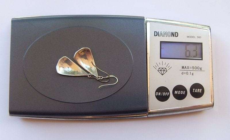 AN EYE CATCHING PAIR OF VINTAGE LOOK SOLID STERLING SILVER EARRINGS WITH FLORAL DETAIL !! WOW !!