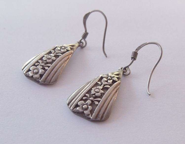 AN EYE CATCHING PAIR OF VINTAGE LOOK SOLID STERLING SILVER EARRINGS WITH FLORAL DETAIL !! WOW !!