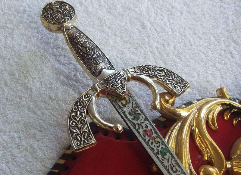 TOO COOL !! A VINTAGE WALL HANGING "" KNIGHTS SWORDS AND SHIELD " WITH DECORATIONS !! MAN CAVE !!