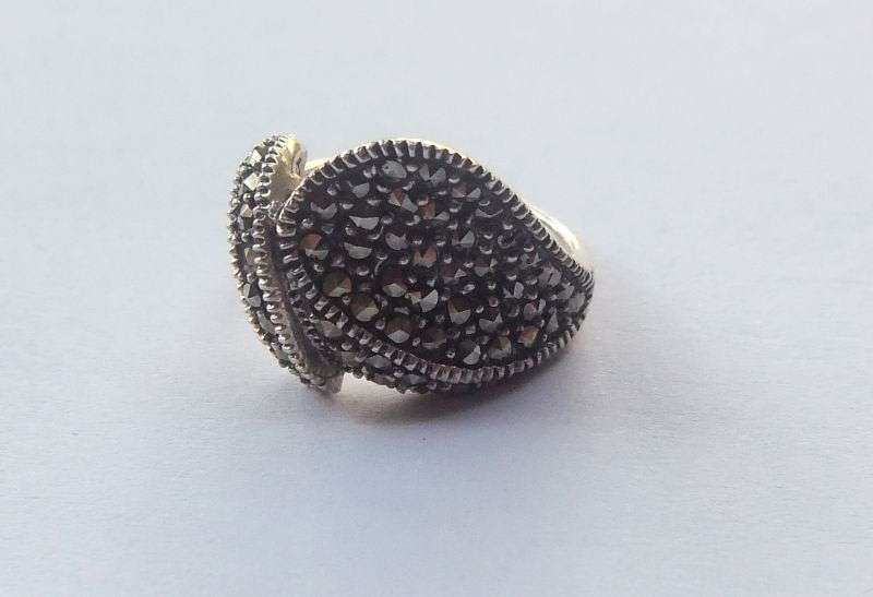 AN EXQUISITE VINTAGE LOOK SOLID STERLING SILVER RING SET WITH "TONS" OF MARCASITE !! SIMPLY WOW !!