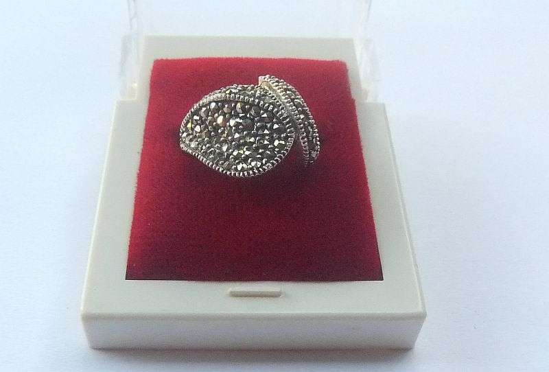 AN EXQUISITE VINTAGE LOOK SOLID STERLING SILVER RING SET WITH "TONS" OF MARCASITE !! SIMPLY WOW !!