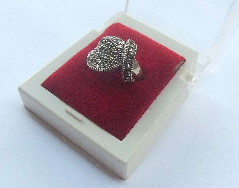 AN EXQUISITE VINTAGE LOOK SOLID STERLING SILVER RING SET WITH "TONS" OF MARCASITE !! SIMPLY WOW !!