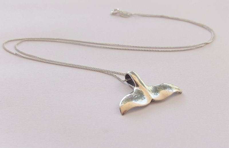 A VERY SOLID AND CHARMING STERLING SILVER "WHALE TAIL" PENDANT PLUS A 45CM STERLING SILVER NECKLACE