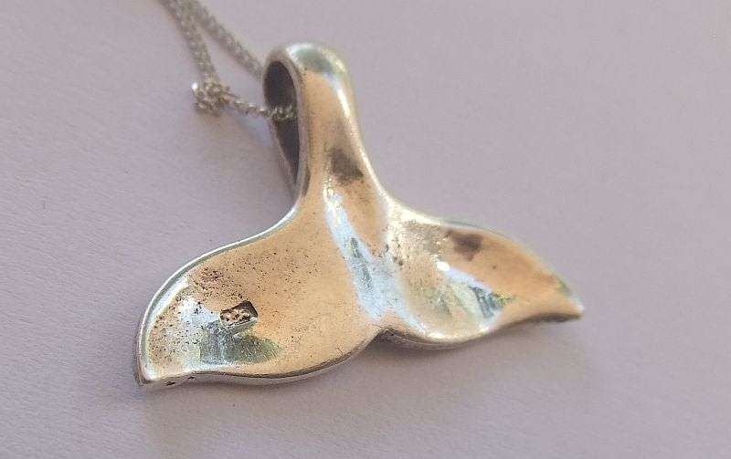 A VERY SOLID AND CHARMING STERLING SILVER "WHALE TAIL" PENDANT PLUS A 45CM STERLING SILVER NECKLACE