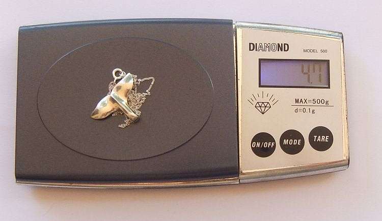 A VERY SOLID AND CHARMING STERLING SILVER "WHALE TAIL" PENDANT PLUS A 45CM STERLING SILVER NECKLACE