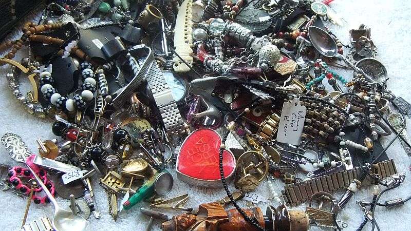 MUST SEE !! A CHARMING VINTAGE GOLDILOCKS THEME TIN FILLED WITH ALL SORTS OF INTERESTING THINGS !!