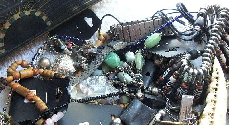 MUST SEE !! A CHARMING VINTAGE GOLDILOCKS THEME TIN FILLED WITH ALL SORTS OF INTERESTING THINGS !!