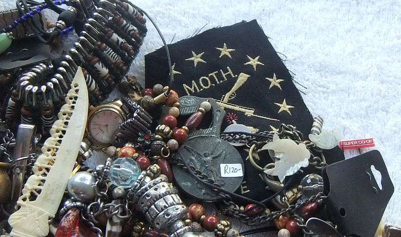 MUST SEE !! A CHARMING VINTAGE GOLDILOCKS THEME TIN FILLED WITH ALL SORTS OF INTERESTING THINGS !!