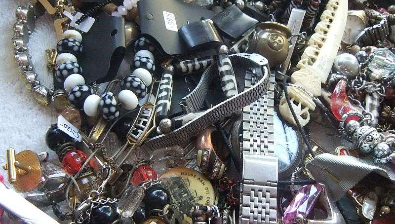 MUST SEE !! A CHARMING VINTAGE GOLDILOCKS THEME TIN FILLED WITH ALL SORTS OF INTERESTING THINGS !!