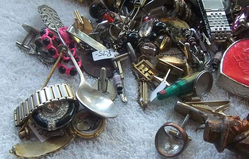 MUST SEE !! A CHARMING VINTAGE GOLDILOCKS THEME TIN FILLED WITH ALL SORTS OF INTERESTING THINGS !!