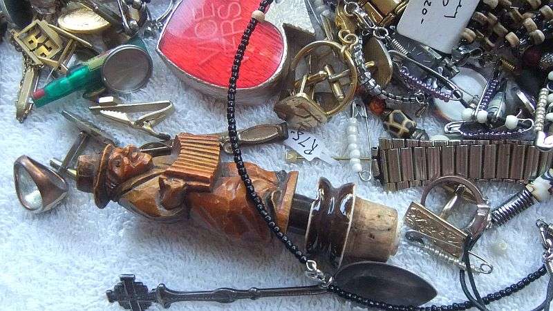 MUST SEE !! A CHARMING VINTAGE GOLDILOCKS THEME TIN FILLED WITH ALL SORTS OF INTERESTING THINGS !!