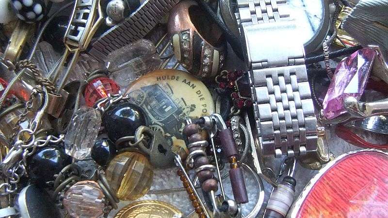 MUST SEE !! A CHARMING VINTAGE GOLDILOCKS THEME TIN FILLED WITH ALL SORTS OF INTERESTING THINGS !!