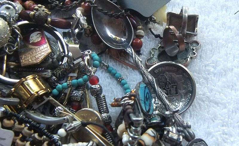 MUST SEE !! A CHARMING VINTAGE GOLDILOCKS THEME TIN FILLED WITH ALL SORTS OF INTERESTING THINGS !!