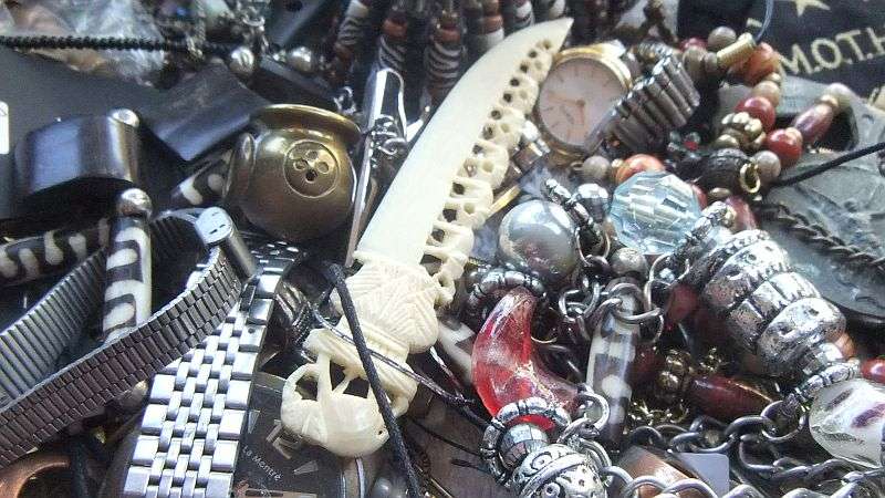 MUST SEE !! A CHARMING VINTAGE GOLDILOCKS THEME TIN FILLED WITH ALL SORTS OF INTERESTING THINGS !!